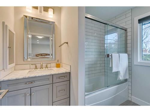 2203 Lancing Avenue Sw, Calgary, AB - Indoor Photo Showing Bathroom