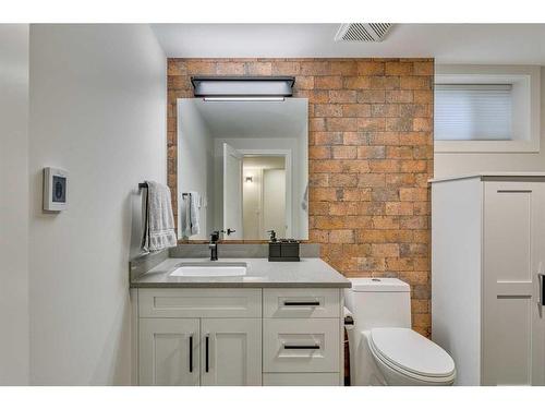 2203 Lancing Avenue Sw, Calgary, AB - Indoor Photo Showing Bathroom