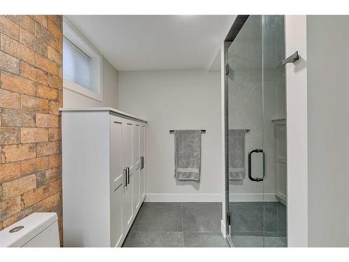 2203 Lancing Avenue Sw, Calgary, AB - Indoor Photo Showing Bathroom