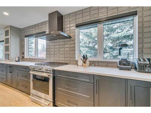 2203 Lancing Avenue Sw, Calgary, AB - Indoor Photo Showing Kitchen With Upgraded Kitchen