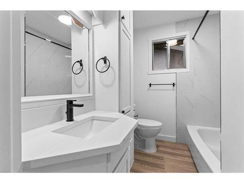 3431 32A Avenue Se, Calgary, AB - Indoor Photo Showing Bathroom