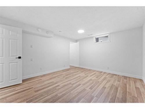 3431 32A Avenue Se, Calgary, AB - Indoor Photo Showing Other Room