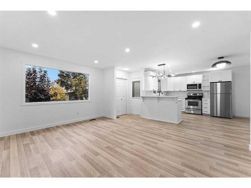 3431 32A Avenue Se, Calgary, AB - Indoor Photo Showing Living Room