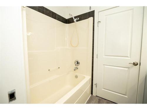 226-2727 28 Avenue Se, Calgary, AB - Indoor Photo Showing Bathroom