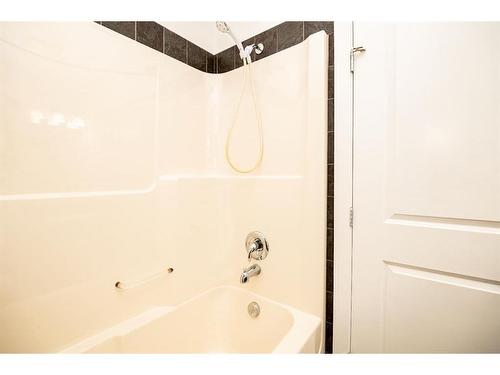 226-2727 28 Avenue Se, Calgary, AB - Indoor Photo Showing Bathroom