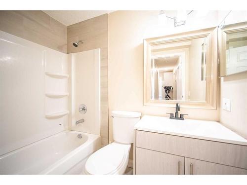 70-2519 38 Street Ne, Calgary, AB - Indoor Photo Showing Bathroom