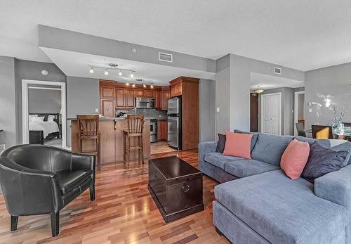 704-110 7 Street Sw, Calgary, AB - Indoor Photo Showing Living Room