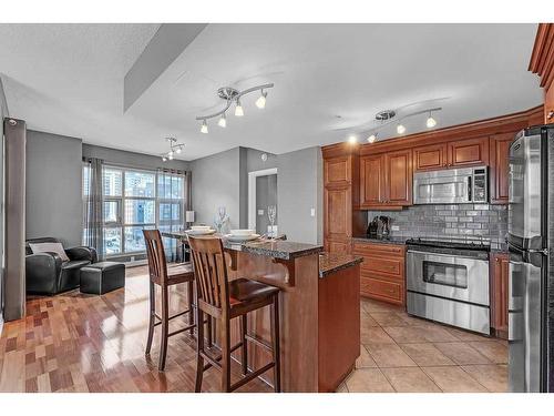 704-110 7 Street Sw, Calgary, AB - Indoor Photo Showing Kitchen