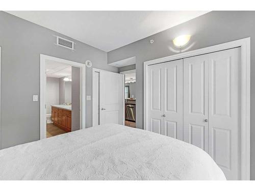 704-110 7 Street Sw, Calgary, AB - Indoor Photo Showing Bedroom