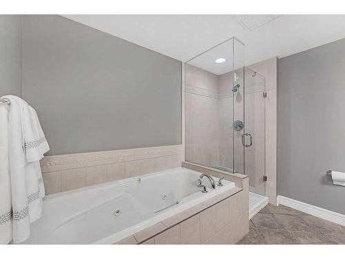 704-110 7 Street Sw, Calgary, AB - Indoor Photo Showing Bathroom