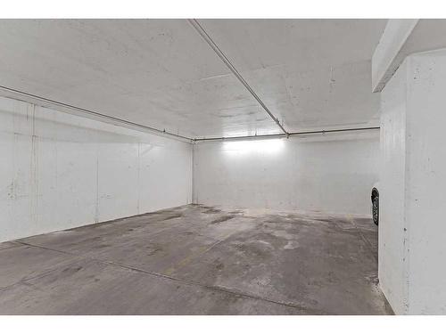 704-110 7 Street Sw, Calgary, AB - Indoor Photo Showing Garage