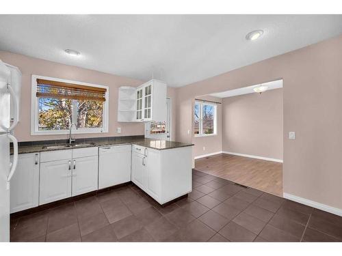 5007 Vantage Crescent Nw, Calgary, AB - Indoor Photo Showing Kitchen