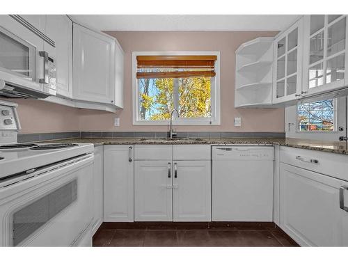 5007 Vantage Crescent Nw, Calgary, AB - Indoor Photo Showing Kitchen