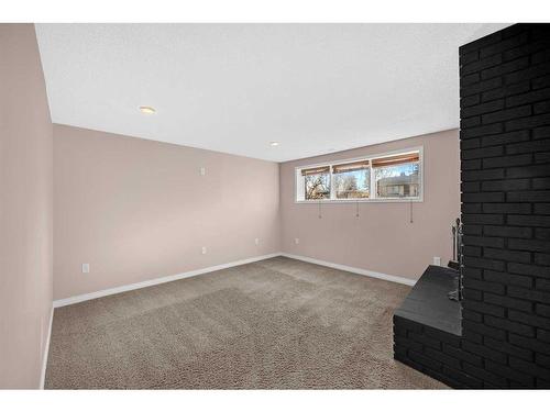 5007 Vantage Crescent Nw, Calgary, AB - Indoor Photo Showing Other Room