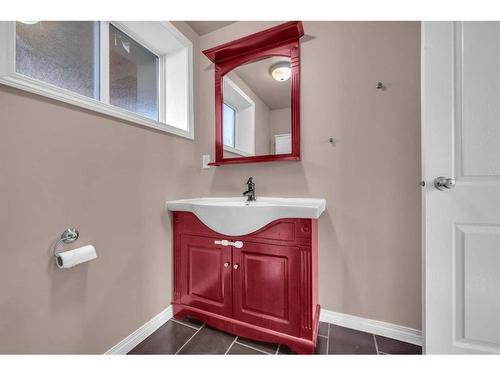 5007 Vantage Crescent Nw, Calgary, AB - Indoor Photo Showing Bathroom