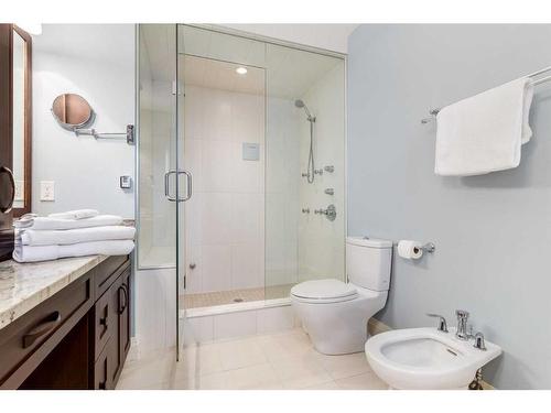 4722 21A Street Sw, Calgary, AB - Indoor Photo Showing Bathroom