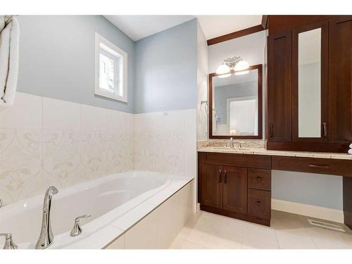 4722 21A Street Sw, Calgary, AB - Indoor Photo Showing Bathroom