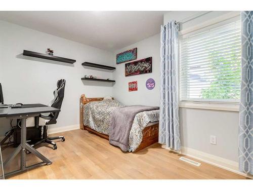 4722 21A Street Sw, Calgary, AB - Indoor Photo Showing Bedroom