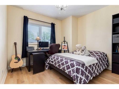 4722 21A Street Sw, Calgary, AB - Indoor Photo Showing Bedroom