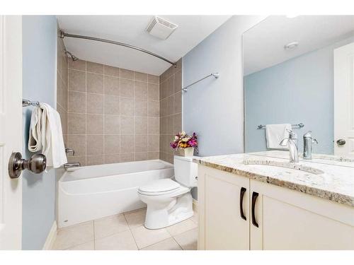 4722 21A Street Sw, Calgary, AB - Indoor Photo Showing Bathroom