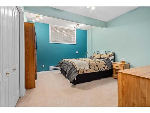 55 Chapman Way Se, Calgary, AB - Indoor Photo Showing Bedroom