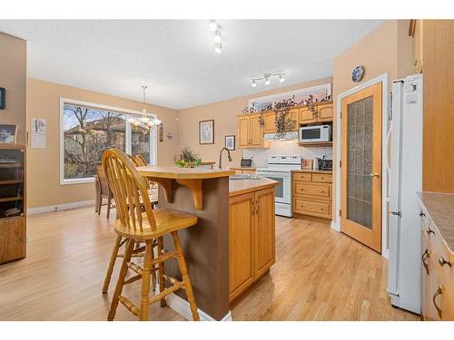 55 Chapman Way Se, Calgary, AB - Indoor Photo Showing Kitchen