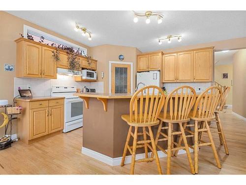 55 Chapman Way Se, Calgary, AB - Indoor Photo Showing Kitchen