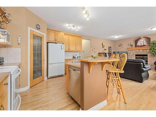 55 Chapman Way Se, Calgary, AB - Indoor Photo Showing Kitchen