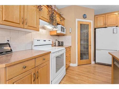 55 Chapman Way Se, Calgary, AB - Indoor Photo Showing Kitchen