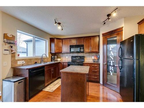 10 Silverado Plains Manor Sw, Calgary, AB - Indoor Photo Showing Kitchen