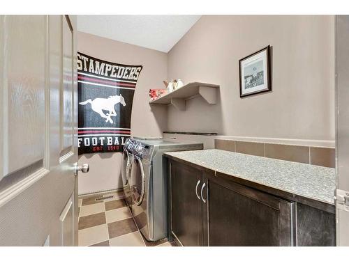 943 Bayside Drive Sw, Airdrie, AB - Indoor Photo Showing Laundry Room