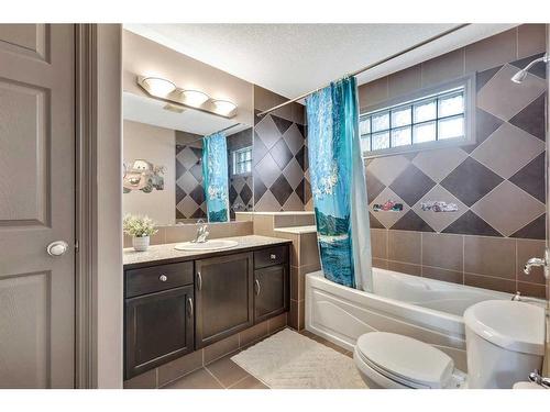 943 Bayside Drive Sw, Airdrie, AB - Indoor Photo Showing Bathroom