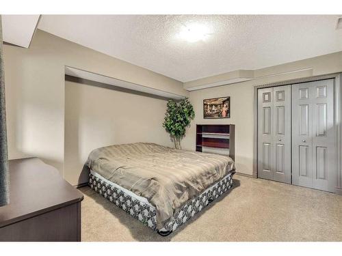 943 Bayside Drive Sw, Airdrie, AB - Indoor Photo Showing Bedroom