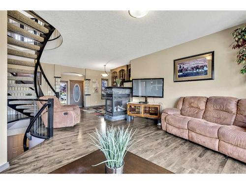 943 Bayside Drive Sw, Airdrie, AB - Indoor Photo Showing Living Room