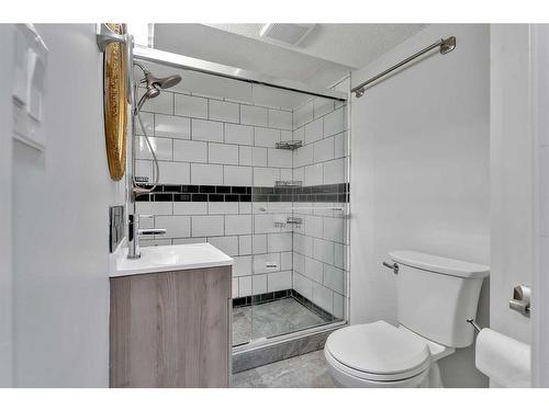 82 Taraglen Road Ne, Calgary, AB - Indoor Photo Showing Bathroom