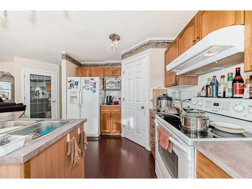 38 Somercrest Circle Sw, Calgary, AB - Indoor Photo Showing Kitchen