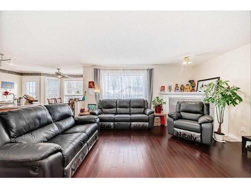 38 Somercrest Circle Sw, Calgary, AB - Indoor Photo Showing Living Room