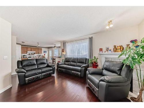 38 Somercrest Circle Sw, Calgary, AB - Indoor Photo Showing Living Room