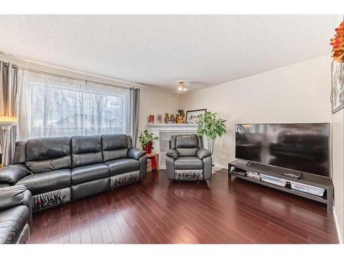 38 Somercrest Circle Sw, Calgary, AB - Indoor Photo Showing Living Room