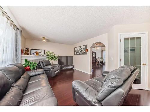 38 Somercrest Circle Sw, Calgary, AB - Indoor Photo Showing Living Room