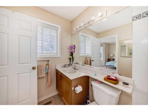 38 Somercrest Circle Sw, Calgary, AB - Indoor Photo Showing Bathroom