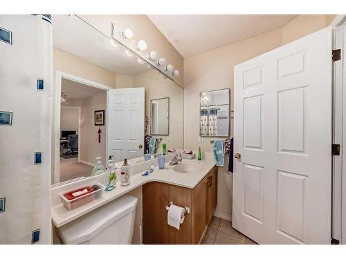 38 Somercrest Circle Sw, Calgary, AB - Indoor Photo Showing Bathroom