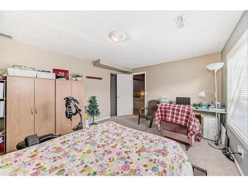 38 Somercrest Circle Sw, Calgary, AB - Indoor Photo Showing Bedroom