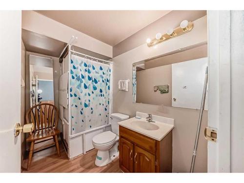 38 Somercrest Circle Sw, Calgary, AB - Indoor Photo Showing Bathroom