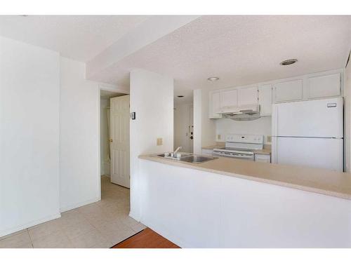 1401-738 3 Avenue Sw, Calgary, AB - Indoor Photo Showing Kitchen With Double Sink