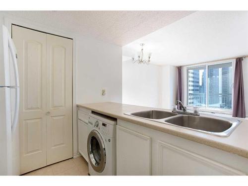 1401-738 3 Avenue Sw, Calgary, AB - Indoor Photo Showing Bathroom