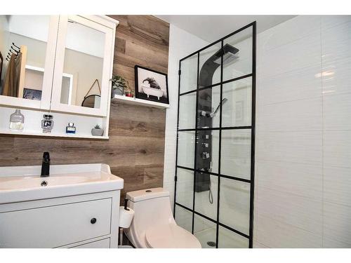 7437 21A Street Se, Calgary, AB - Indoor Photo Showing Bathroom