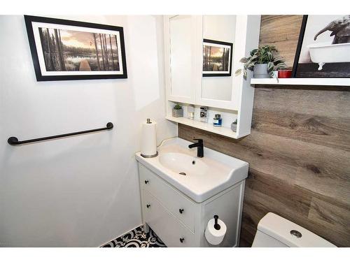 7437 21A Street Se, Calgary, AB - Indoor Photo Showing Bathroom