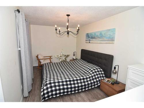 7437 21A Street Se, Calgary, AB - Indoor Photo Showing Bedroom