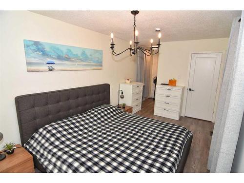 7437 21A Street Se, Calgary, AB - Indoor Photo Showing Bedroom